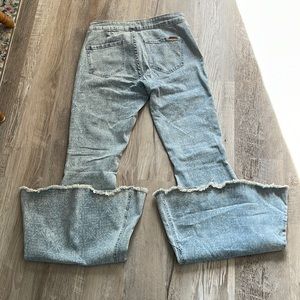 Size 28 34” inseam bell bottoms. Only tried on